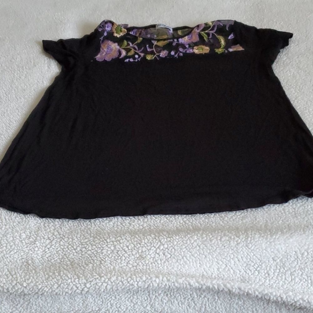 CHA CHA VENTE black top with embroidery detailing